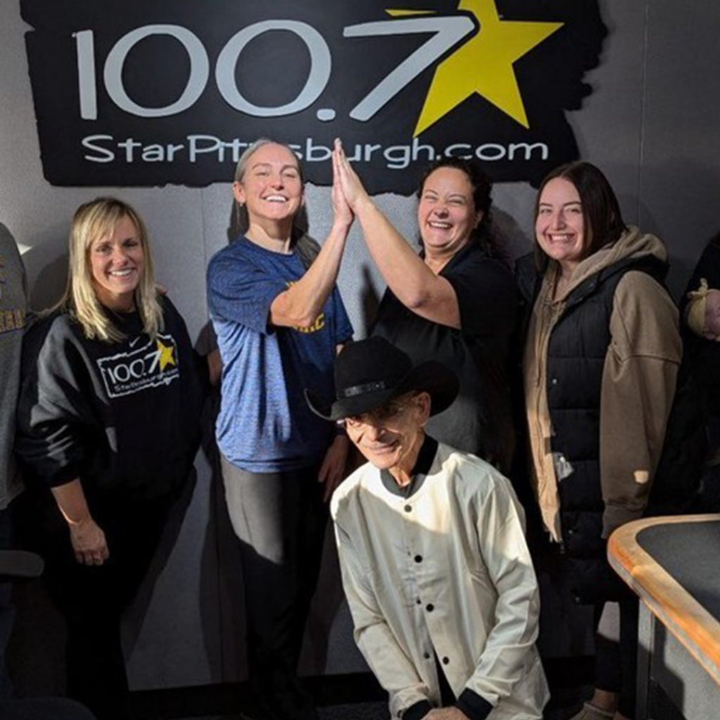 Social post of 100.7 radio stations.